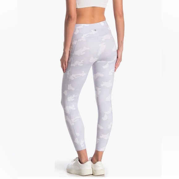 White camo high waist, Capri leggings by Yogolicious – M - Picture 6 of 6